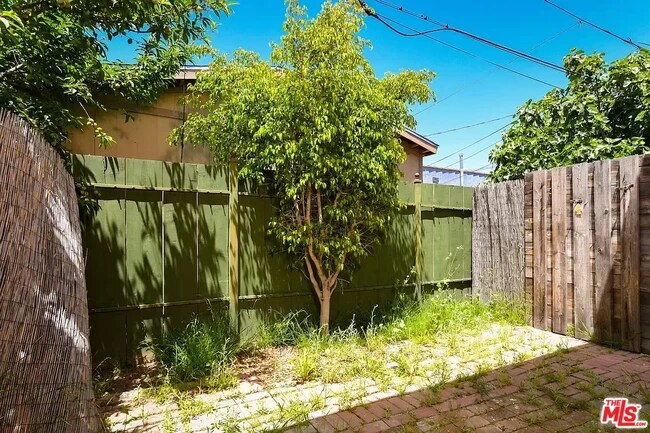 Building Photo - 5823 Venice Blvd