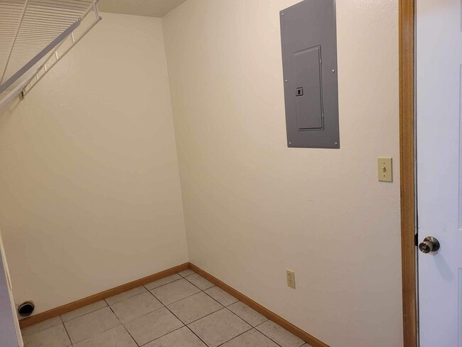 Building Photo - 2 BEDROOM 2 BATHROOM DUPLEX WITH GARAGE