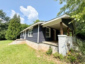 Building Photo - 2 bedroom, 1 bathroom in Seneca