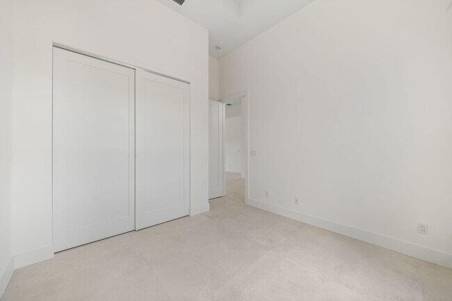 Building Photo - 632 SE Seahouse Dr