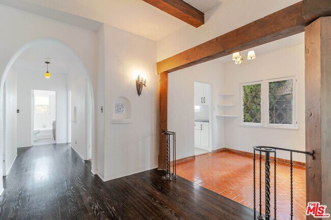 Building Photo - 1132 N Vista St