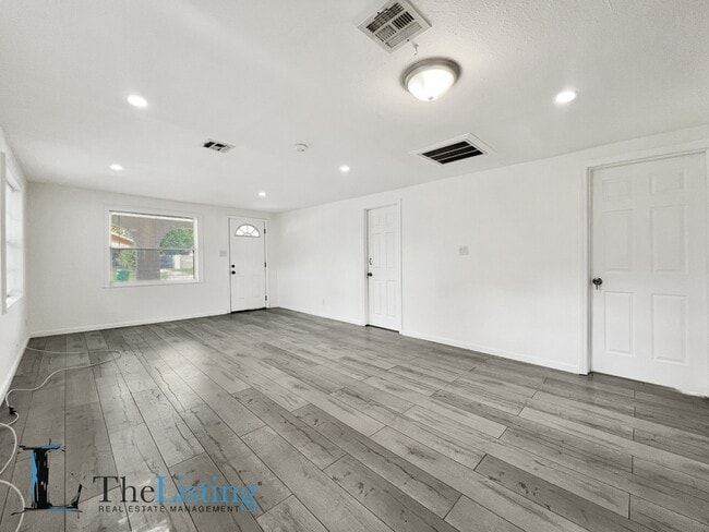 Building Photo - 1716 W Nassau St