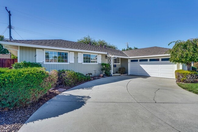Primary Photo - Charming & Refreshed Well-Maintained 4 Bed...