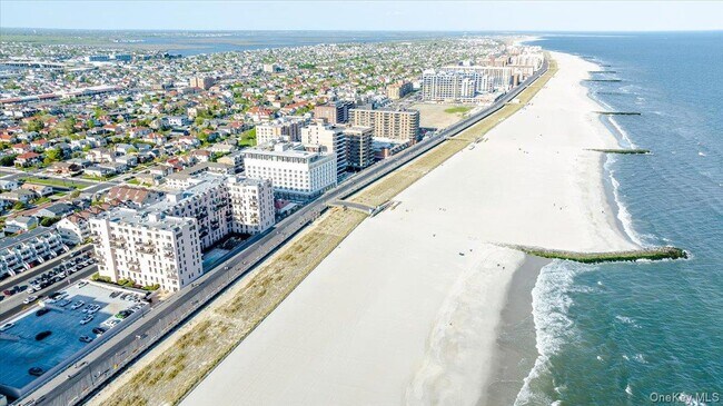 Building Photo - 100 W Broadway