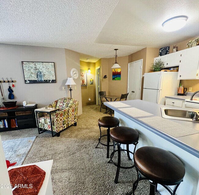 Building Photo - 2700 S White Mountain Rd