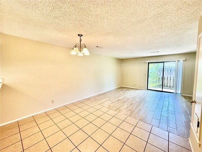 Building Photo - 1320 W Linden St