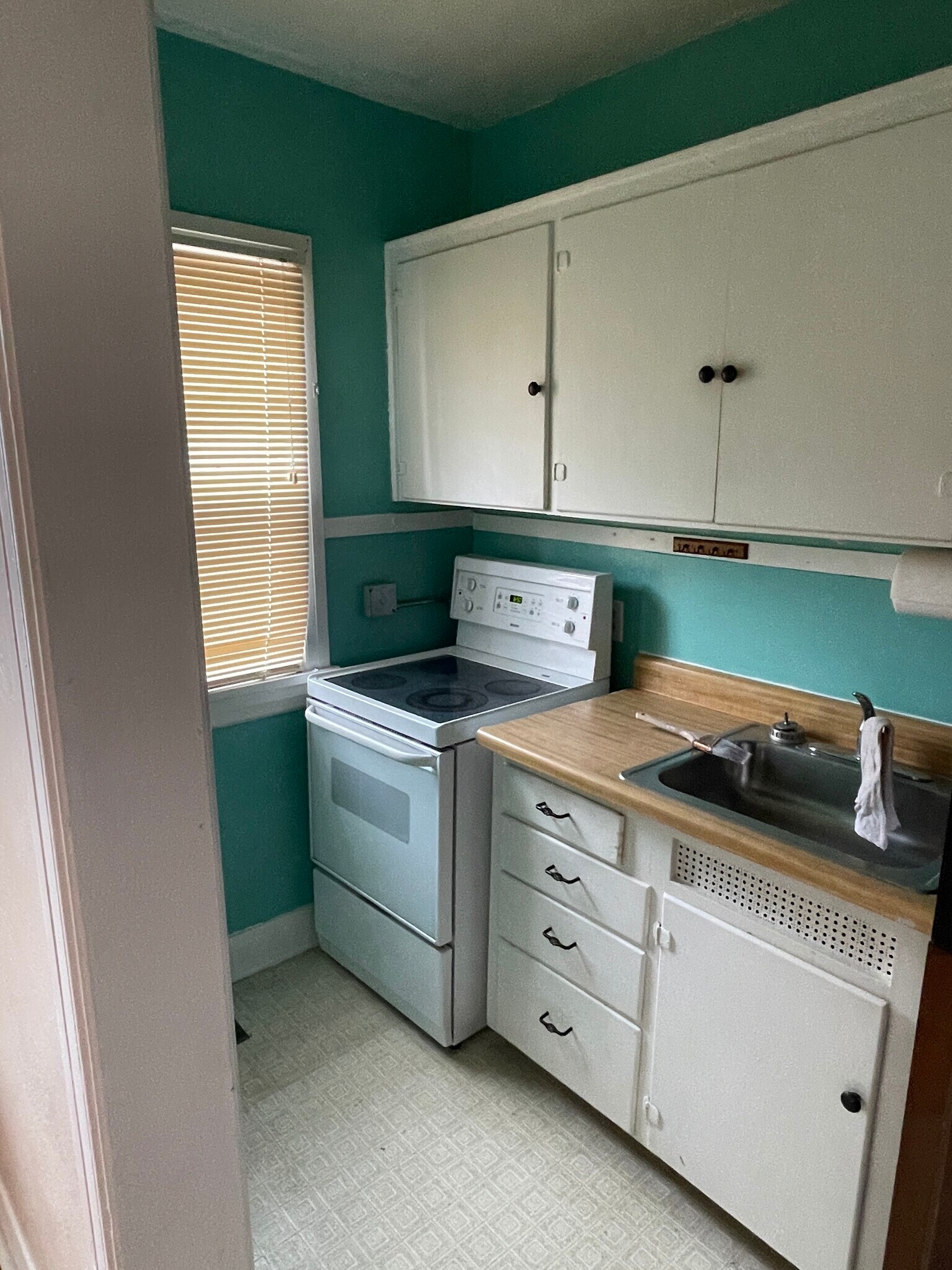 Kitchen - 542 N Broadway Ave