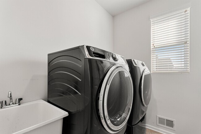 Building Photo - 2136 Wiltshire Dr