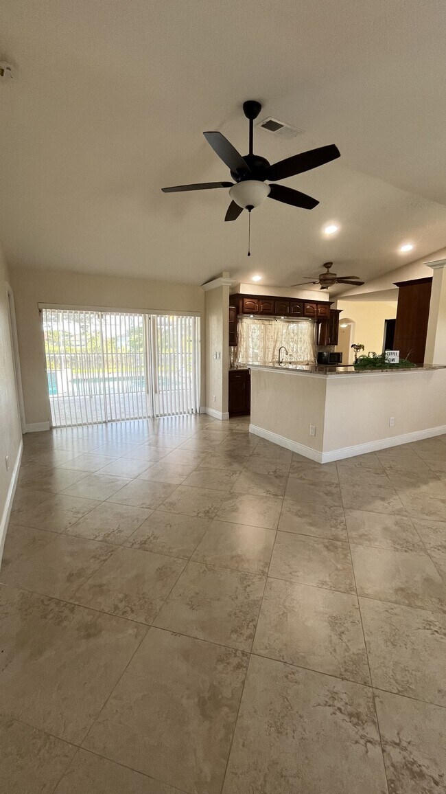 Building Photo - 213 SE 21st St