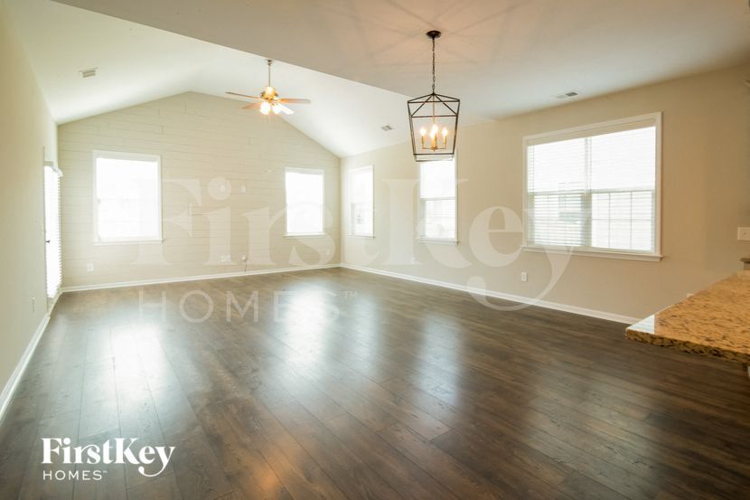 Building Photo - 614 Pendleton Dr