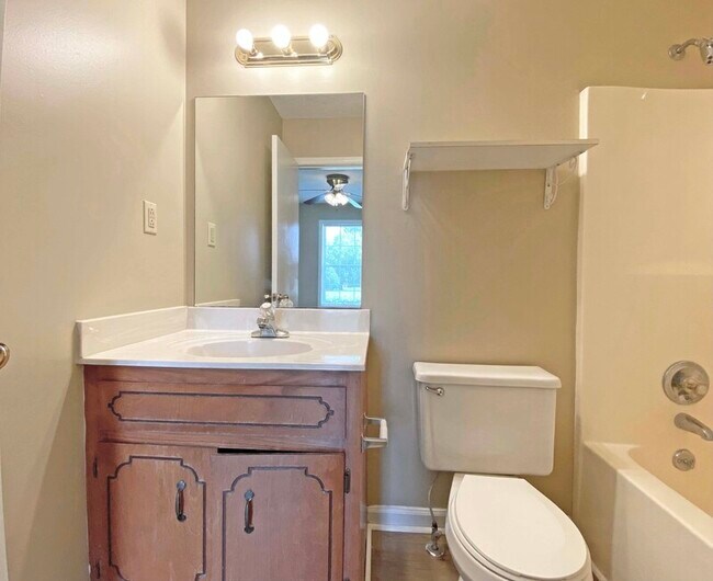 Building Photo - 581 Oakmont Dr