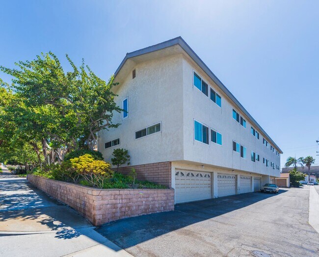 Building Photo - Beautiful remodeled 2 bed 2 bath townhome ...