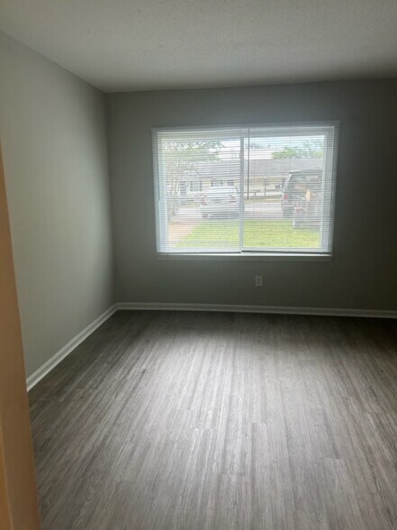 Building Photo - 105 Plaza Oaks Rd