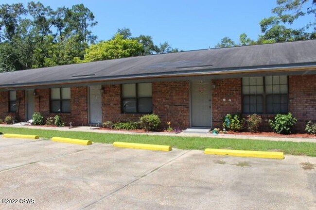 Building Photo - 1/1 Apartment in Chipley with Water, Sewer, Garbage, & Lawn Maintenance Included!