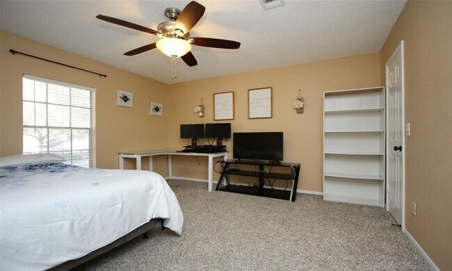 Building Photo - 11303 Golden Ray Dr