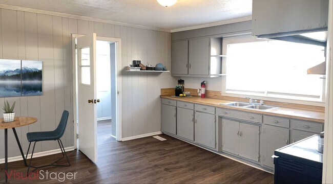 Building Photo - 3 bedroom 1 bathroom house available