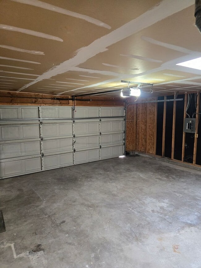 Building Photo - Two Bedroom Two Bathroom Two Car Garage in popular NE heights Neighborhood