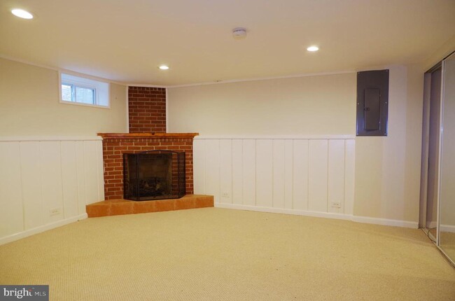 Building Photo - 6956 Westhampton Dr