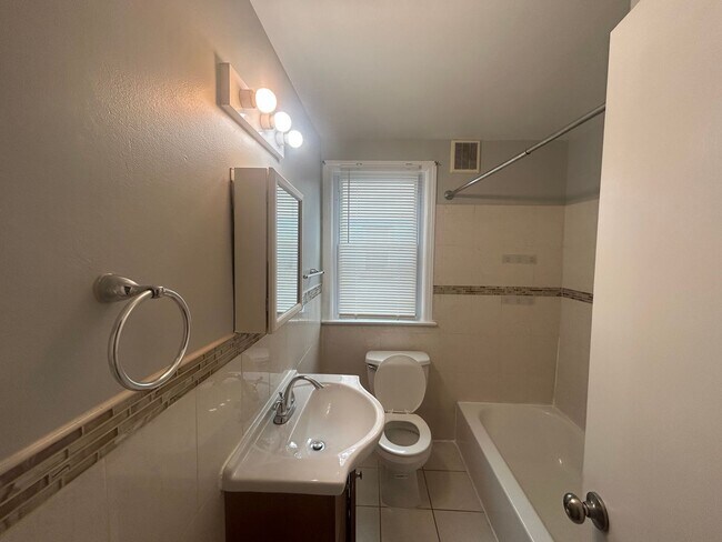 Building Photo - Beautiful Home in Northeast Philly