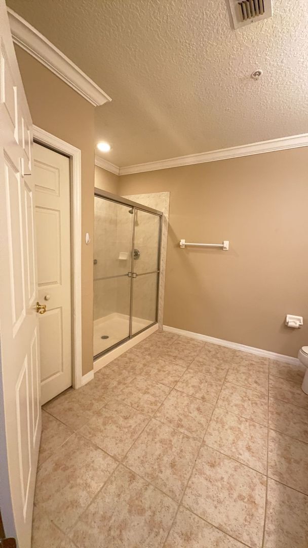 Building Photo - Adorable 2-bedroom, 2-bathroom 1st floor c...