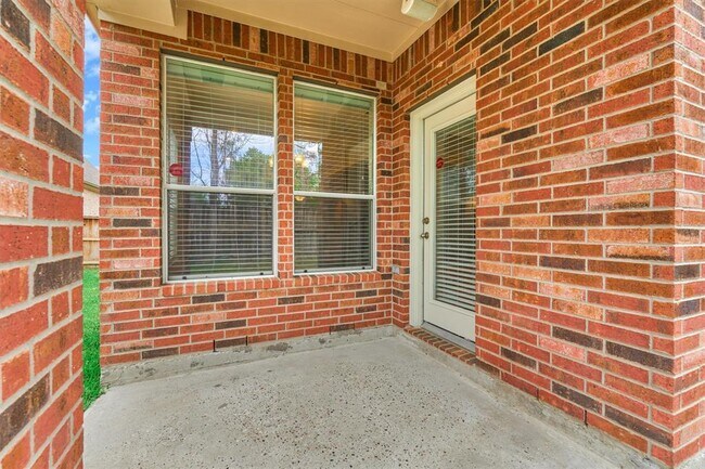 Building Photo - 6 Jester Oaks Pl