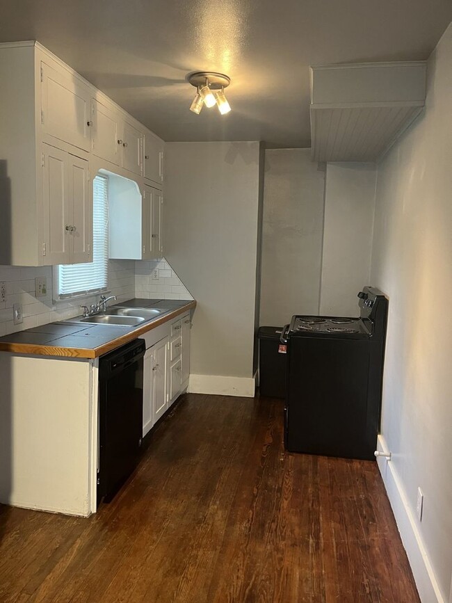 Building Photo - Charming 2-Bedroom Home near Uptown.