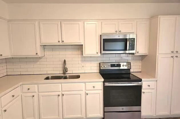 Building Photo - TERRIFIC 2 BEDROOMS 1 BATH SINGLE STORY FO...