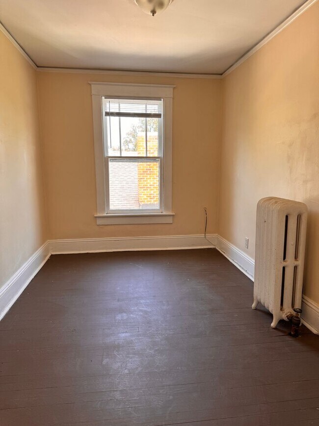 Building Photo - 3 Bedroom || 1.5 Bathroom Home