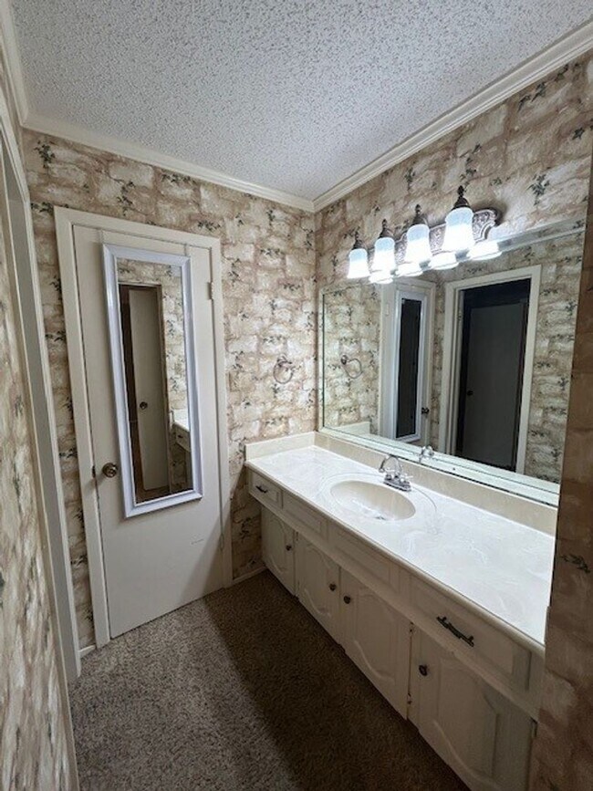 Building Photo - Spacious Midway ISD Home