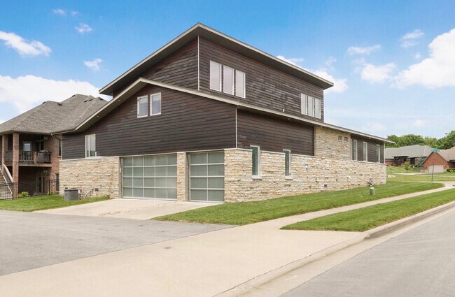 Building Photo - 3942 E Rosebrier St