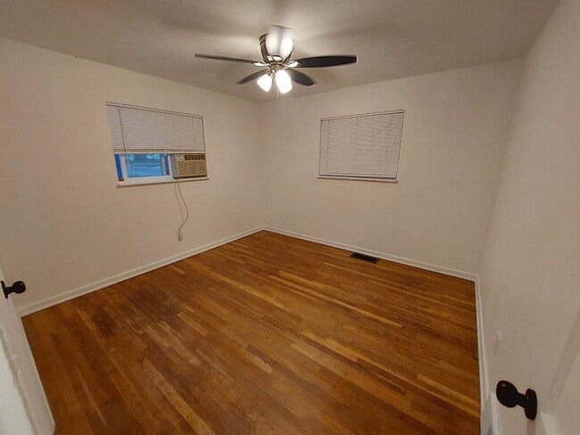 Building Photo - 335 Valley Dr