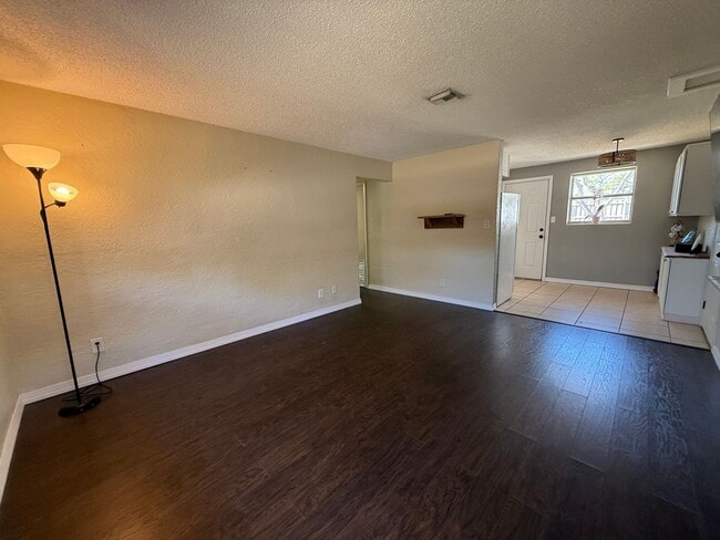 Building Photo - Great Location-3 Bedroom Daytona Beach Home w/Large AMAZING Backyard!