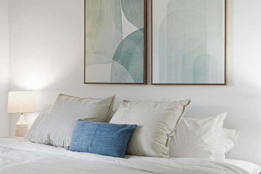 Building Photo - 853 W Blackhawk St