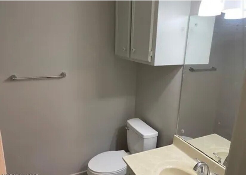 Building Photo - 2437B River Oaks Blvd