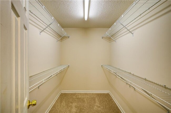 Building Photo - 1060 Lyndhurst Way