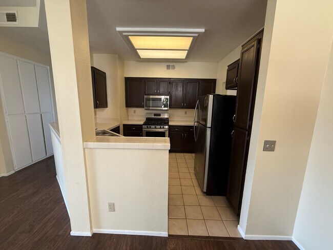 Building Photo - Lovely 2 Bedroom, 2 Bath First-Floor Condo...