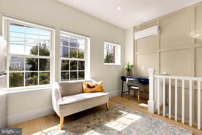 Building Photo - Private Georgetown Living!