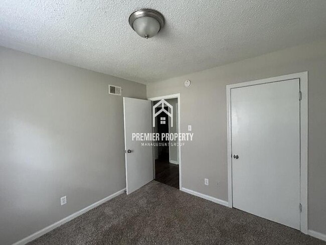 Building Photo - 6570 Ridgewood Rd