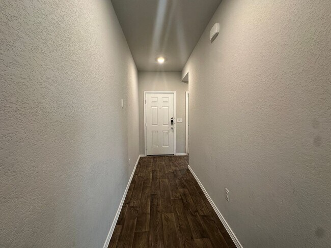 Building Photo - Classic Three Bedroom Two Bath Home in a Great Neighborhood