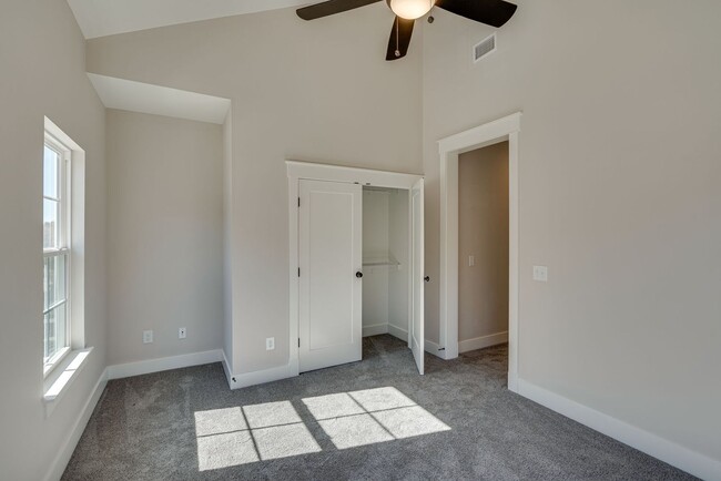 Building Photo - Smoking HOT 2BE/2.5BA townhouse in the gre...