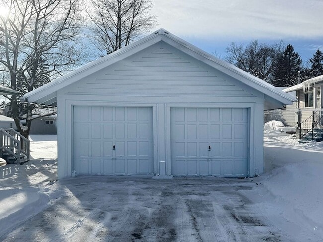 Building Photo - 315 3rd Ave E