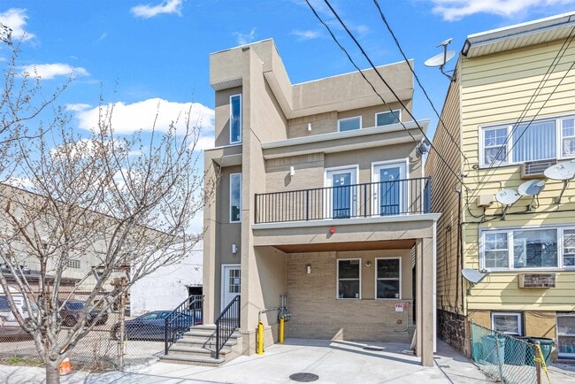 Building Photo - 418 11th St