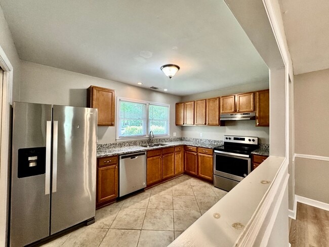 Building Photo - Great Neck Townhome Available NOW! Neutral...