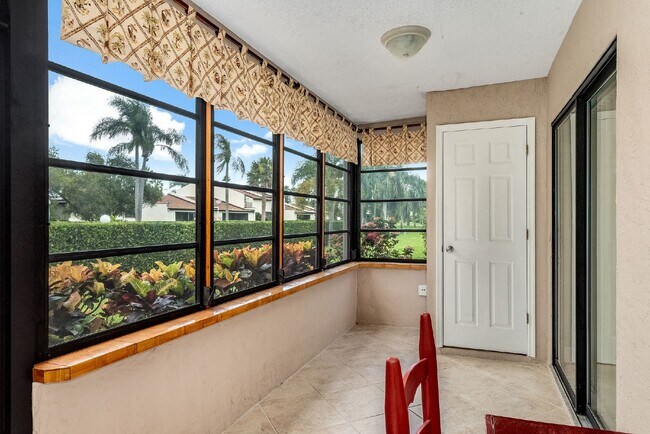 Building Photo - Fully furnished Beachside townhome