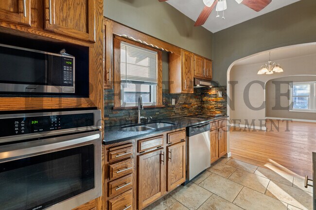 Building Photo - 806 N Faulkner St