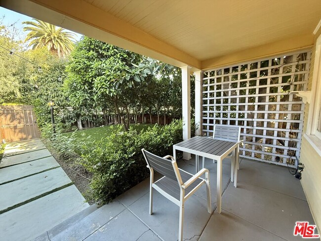 Building Photo - 901 N Orange Grove Ave