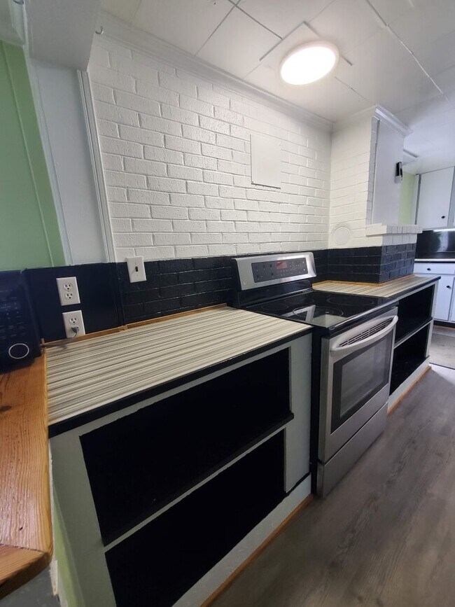 Building Photo - Utilities Included!!!!