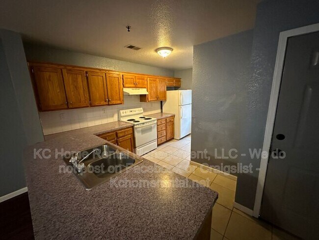 Building Photo - 1006 W Royle St