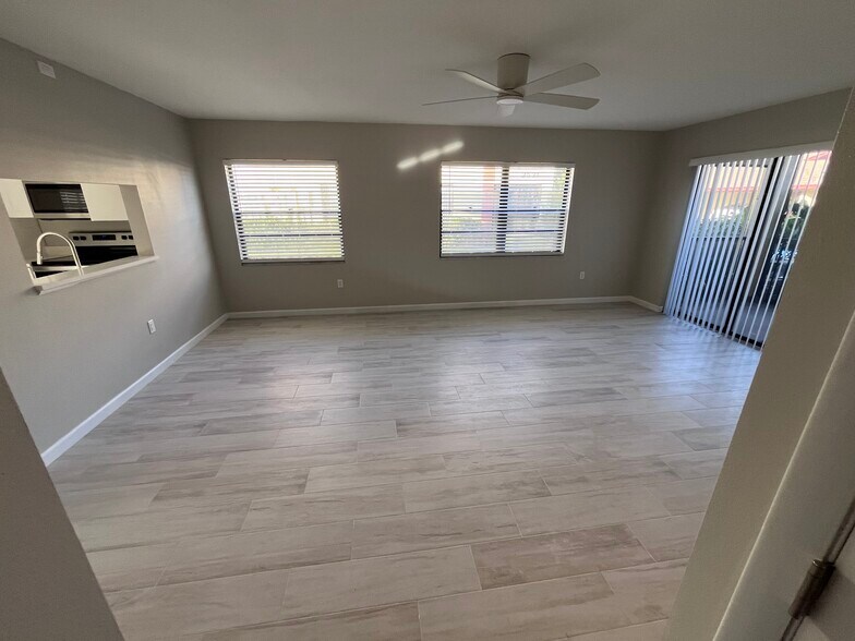 Building Photo - 2515 Bayshore Gardens Parkway