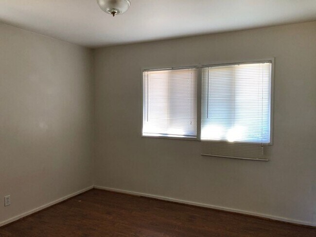 Building Photo - 4795 SW Maple Ave